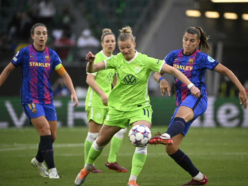 Alexandra Popp (M.) spielt seit 2012 für Wolfsburg (Foto: AFP/SID/TOBIAS SCHWARZ)