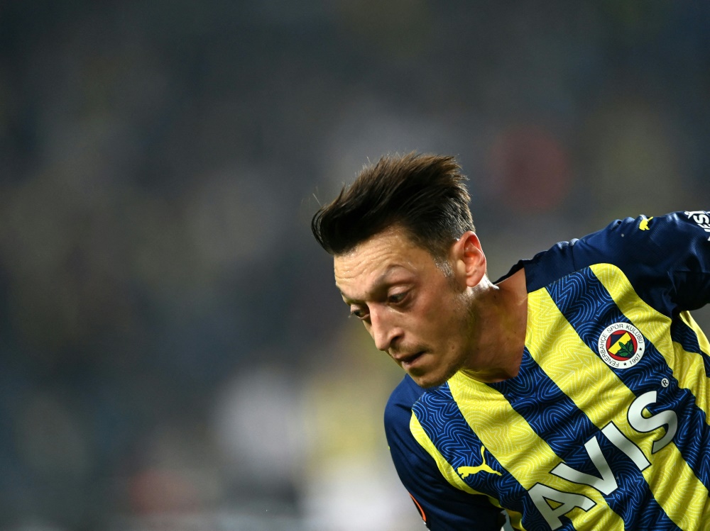 Mesut Özil noch im Fenerbahce-Trikot (Foto: AFP/SID/OZAN KOSE)