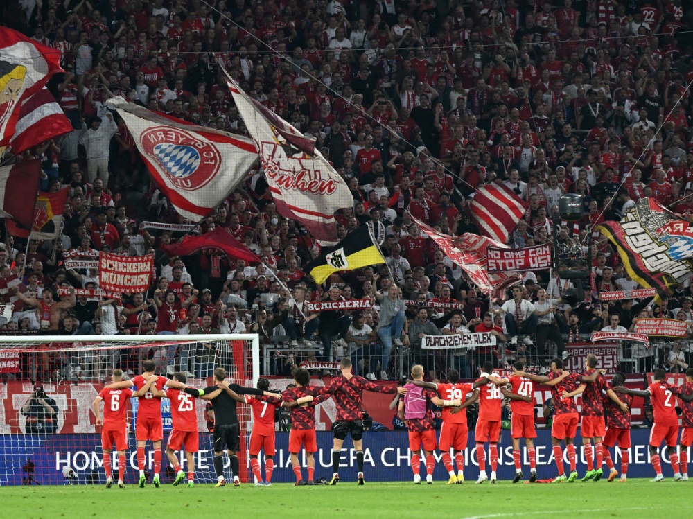 Die Bayern feiern das 2:0 gegen Barca (Foto: AFP/SID/KERSTIN JOENSSON)