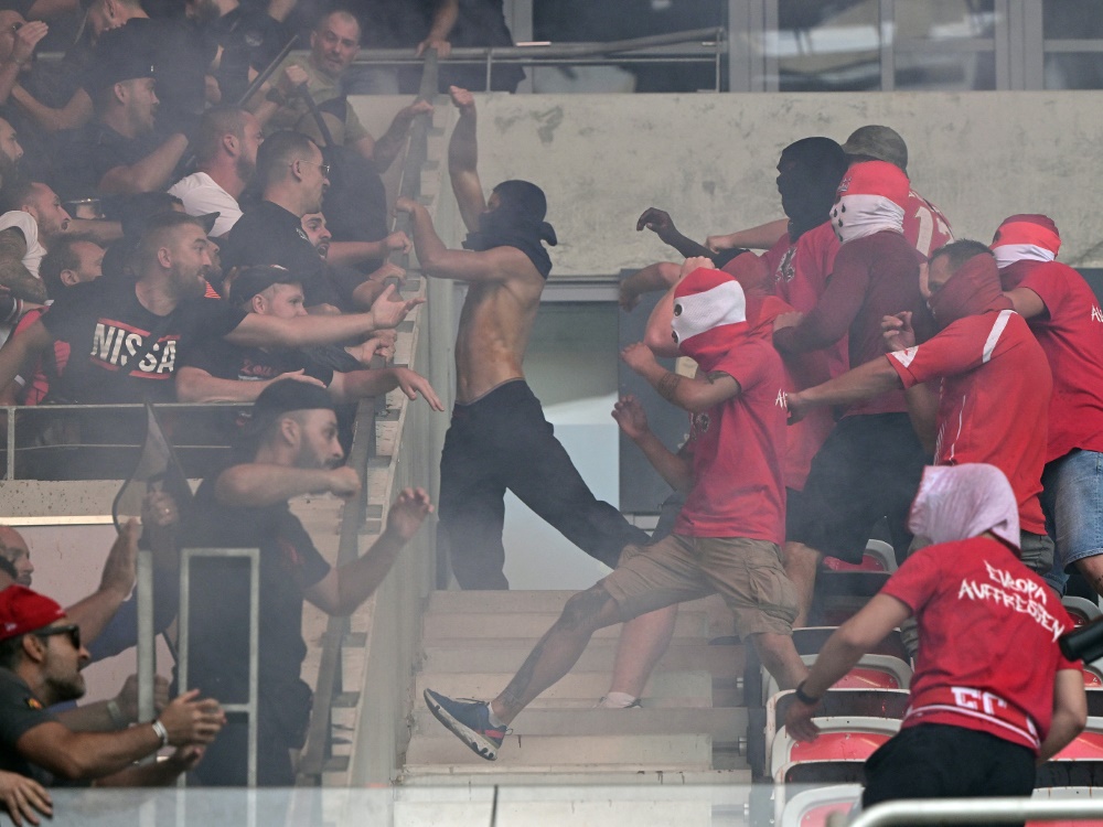 Beim Spiel Nizza gegen Köln kam es zu Ausschreitungen (Foto: AFP/SID/NICOLAS TUCAT)