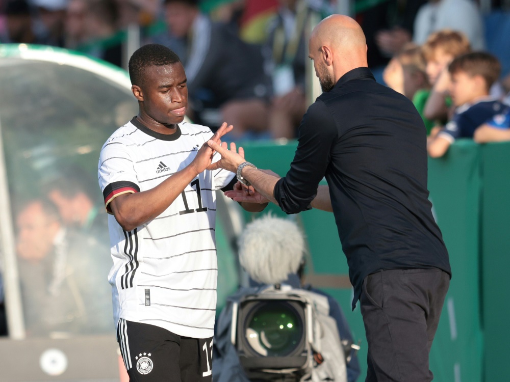 Stürmer Youssoufa Moukoko und Trainer Antonio Di Salvo (Foto: FIRO/FIRO/SID)