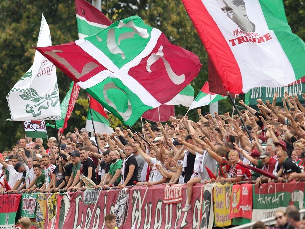 Besondere Auswärtsfahrt für Augsburg-Fans (Foto: FIRO/FIRO/SID)