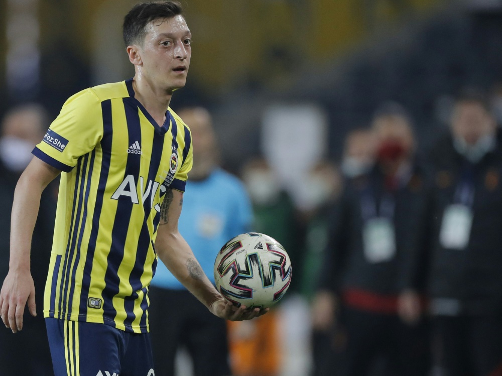 Mesut Özil muss den Ball vorerst ruhen lassen (Foto: AFP/POOL/SID/KENAN ASYALI)