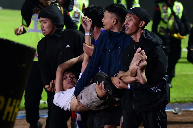 Nach gewaltsamen Ausschreitungen bei einem Fußballspiel in Indonesien starben am Samstag 129 Menschen. Unter den Toten seien auch zwei Polizisten, teilte die indonesische Polizei am Samstag mit. Die Tragödie war eine der tödlichsten Sportstadion-Katastrophen der Welt. (Foto: AFP/AFP/STR)