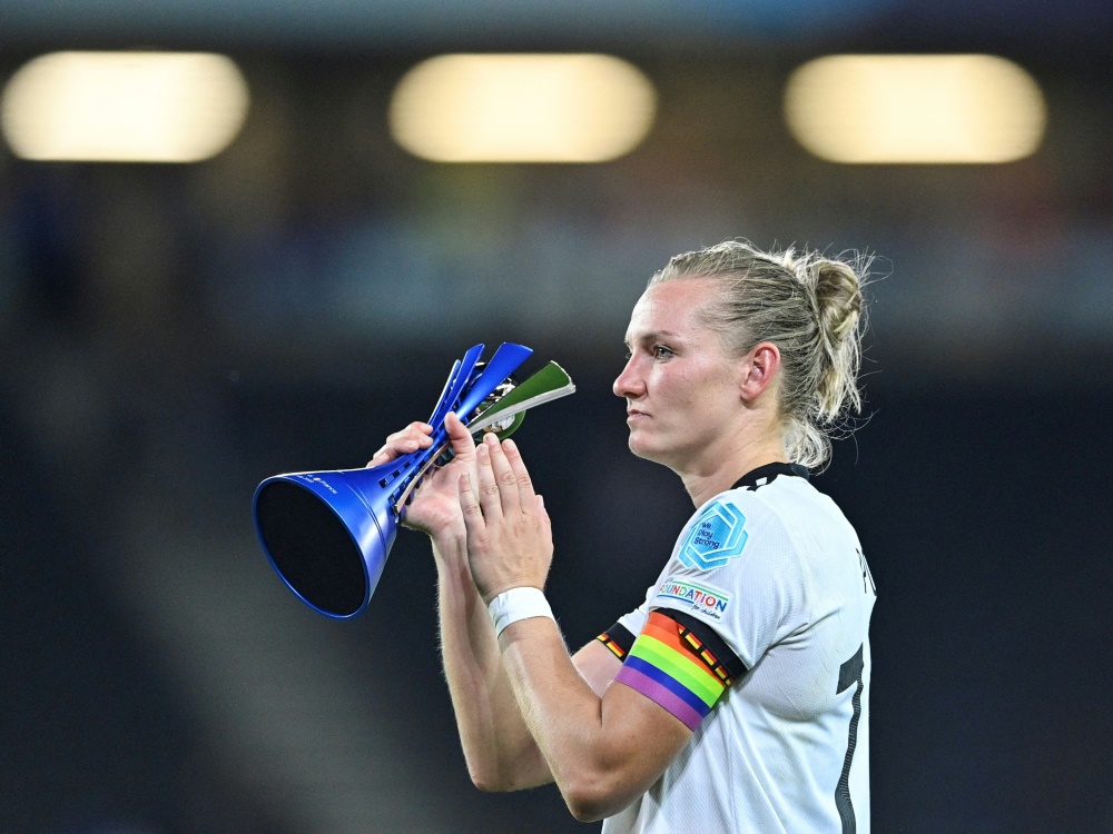 Kapitänin Popp empfindet keinen Druck vor Länderspiel (Foto: AFP/SID/JUSTIN TALLIS)