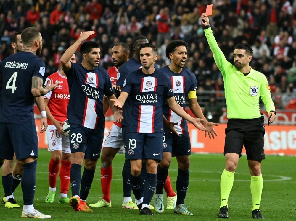Sergio Ramos (l.) wurde gegen Reims des Feldes verwiesen (Foto: AFP/SID/DENIS CHARLET)