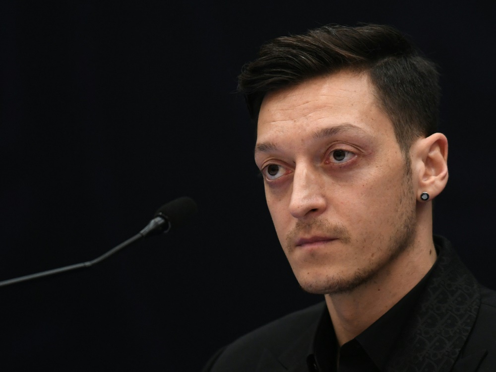 Mesut Özil hat seine Rücken-OP gut überstanden (Foto: AFP/SID/OZAN KOSE)