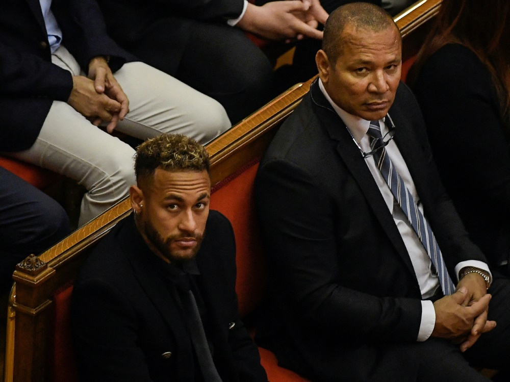 Neymar schiebt die Verantwortung auf seinen Vater (r.) (Foto: AFP/SID/JOSEP LAGO)