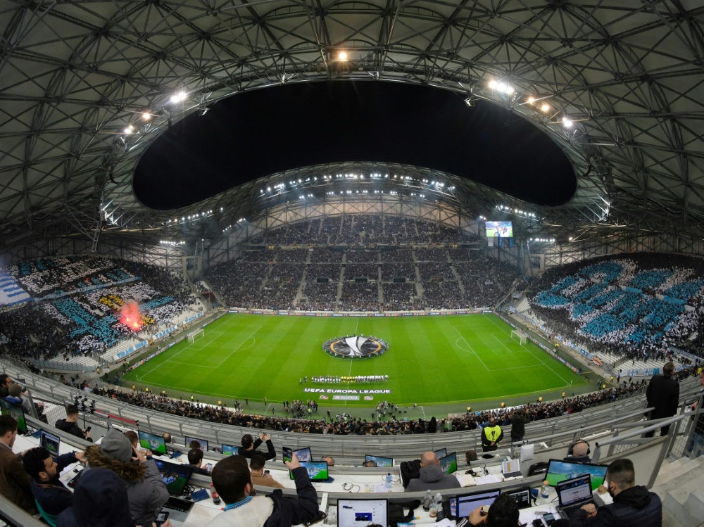 Leuchtraketen-Angriff in Marseille bei Frankfurt-Spiel (Foto: AFP/SID/EMMANUEL BARRANGUET)