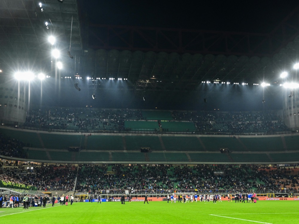 Die Inter-Fans verließen das Stadion während des Spiels (Foto: AFP/SID/MIGUEL MEDINA)