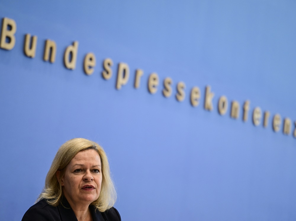 Nancy Faeser erntet Kritik für ihren Katar-Besuch (Foto: AFP/SID/JOHN MACDOUGALL)