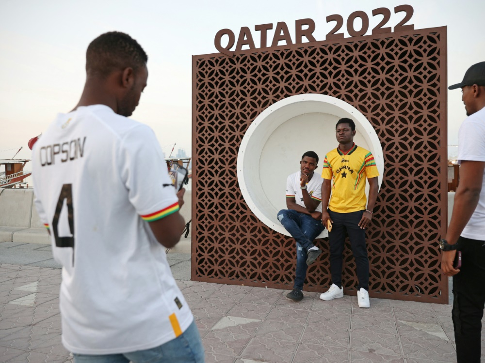 Fans im Vorfeld der WM in Katar (Foto: AFP/SID/ADRIAN DENNIS)