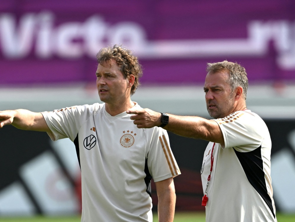 Hansi Flick hat das nicht ganz ernst gemeinte Angebot seines Ex-Chefs Joachim Löw, ihn bei der WM zu unterstützen, abgelehnt. (Foto: AFP/SID/INA FASSBENDER)