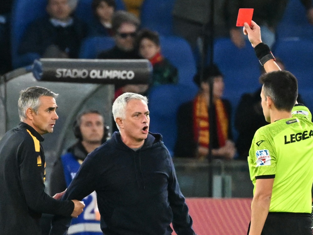 Jose Mourinho sieht die Rote Karte (Foto: AFP/SID/ANDREAS SOLARO)