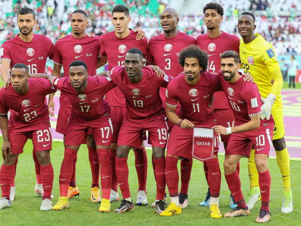 Die Kataris posieren für das Teamfoto (Foto: AFP/SID/KARIM JAAFAR)