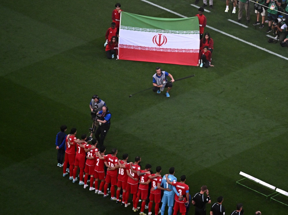 Die iranischen Spieler schweigen bei der Nationalhymne (Foto: AFP/SID/JEWEL SAMAD)