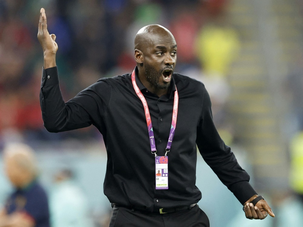 Ghanas Trainer Addo kritisiert den Referee (Foto: AFP/SID/KHALED DESOUKI)