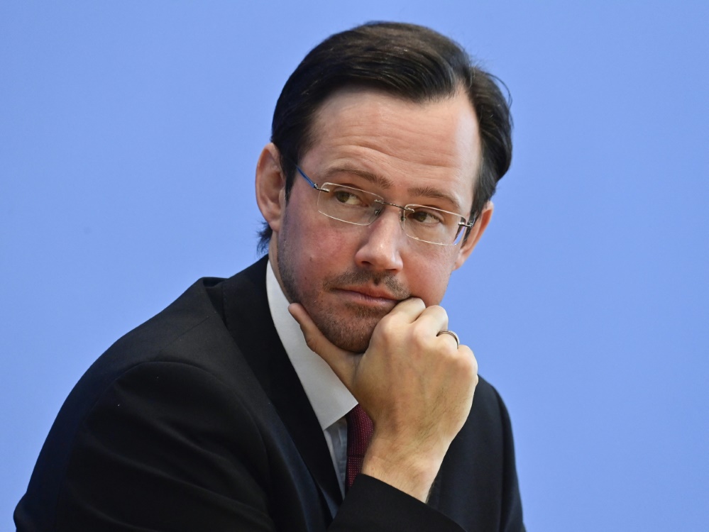 SPD-Politiker fordert Ablösung von Infantino (Foto: AFP/SID/JOHN MACDOUGALL)