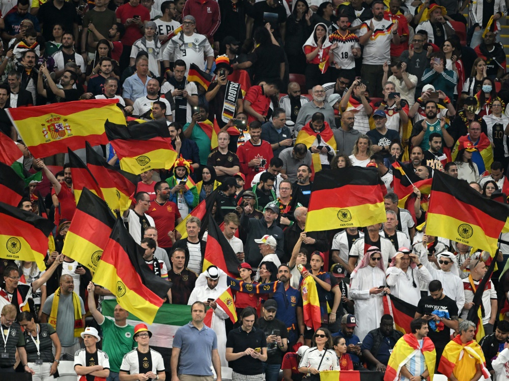Die deutschen Fans hoffen auf das Achtelfinale (Foto: AFP/SID/INA FASSBENDER)