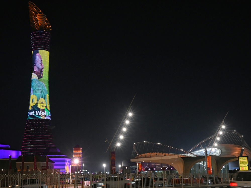 Auch in Doha wird an die schwer erkrankte brasilianische Fußball-Ikone Pele gedacht. (Foto: AFP/SID/NELSON ALMEIDA)