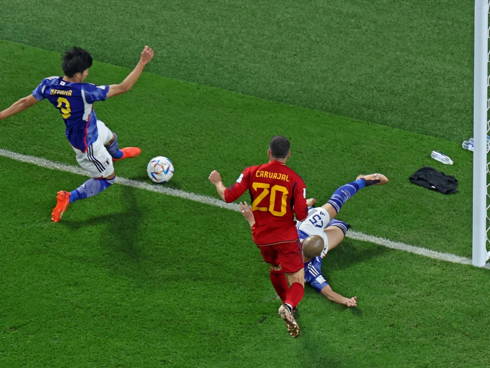 Diskussionen: War der Ball vor dem Treffer im Aus? (Foto: AFP/SID/GIUSEPPE CACACE)