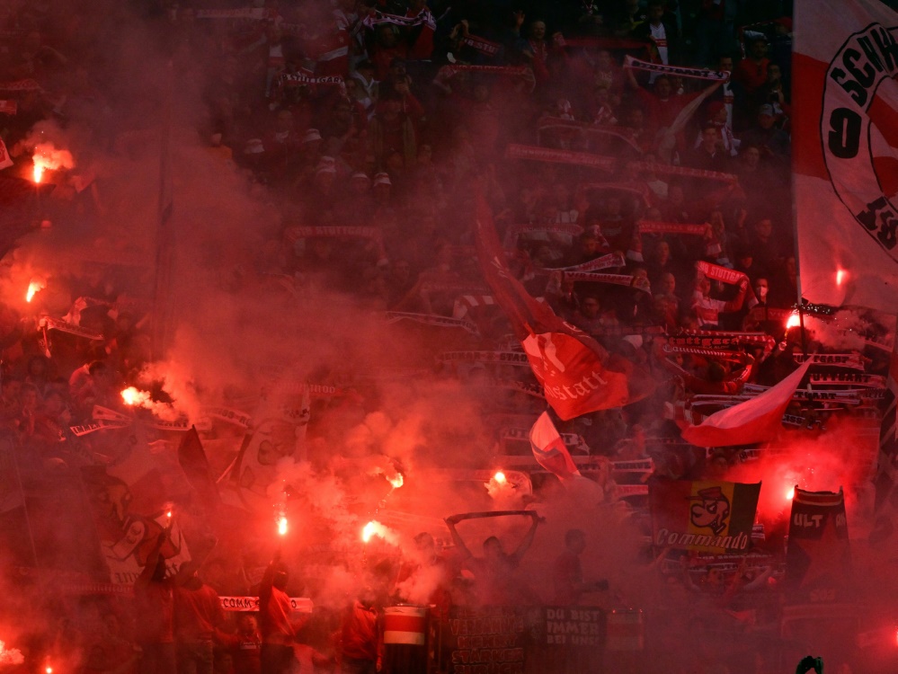 Die Stuttgarter Fans brannten Bengalische Feuer ab (Foto: AFP/SID/JOHN MACDOUGALL)