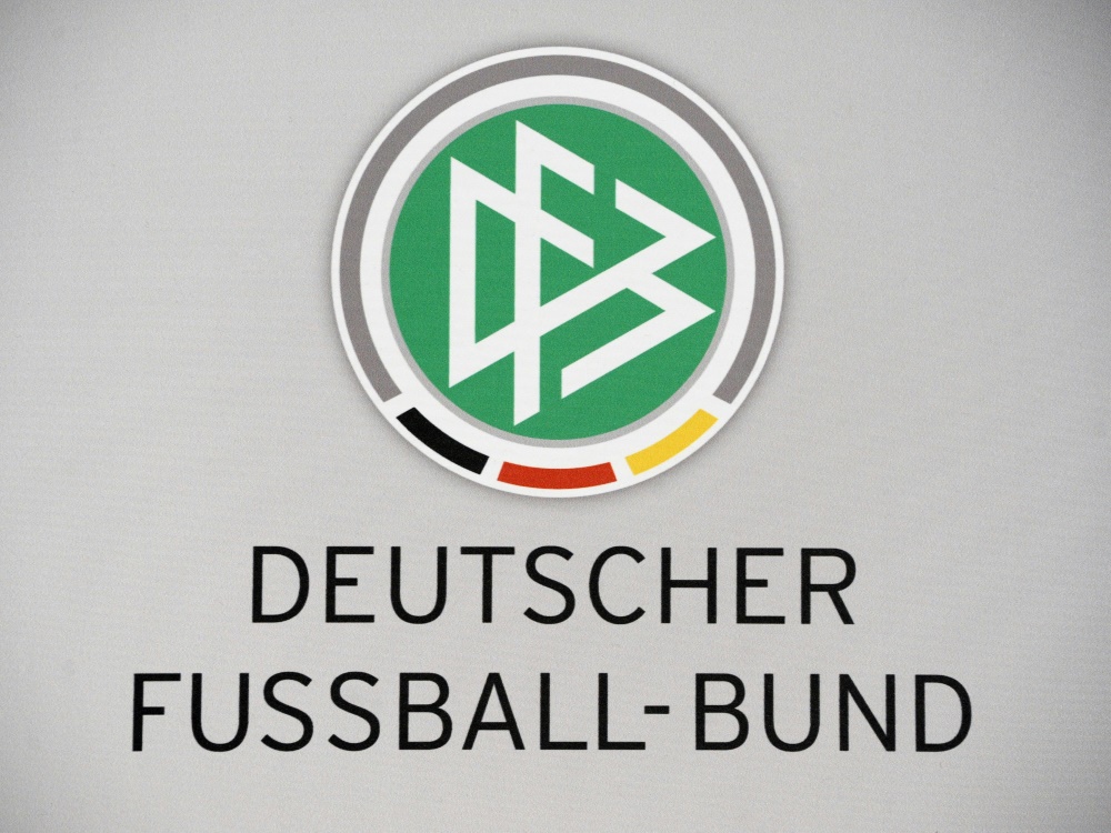 Der DFB verhängt Geldstrafen für vier deutsche Klubs (Foto: AFP/SID/JOHN MACDOUGALL)