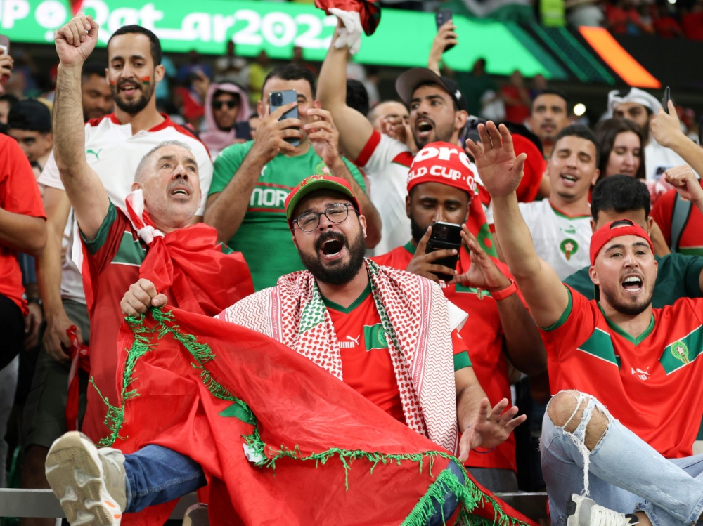 Bereits im Stadion feierten die Fans mit den Spielern (Foto: FIRO/FIRO/SID)