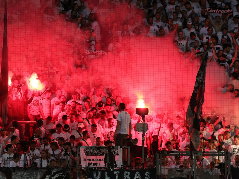 Fans von Eintracht Frankfurt zünden Bengalisches Feuer (Foto: FIRO/FIRO/SID)