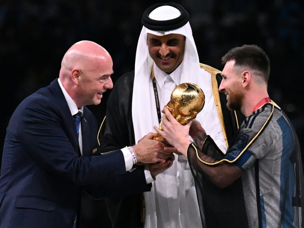Messi (r.) trug ein traditionelles arabisches Gewand (Foto: AFP/SID/KIRILL KUDRYAVTSEV)