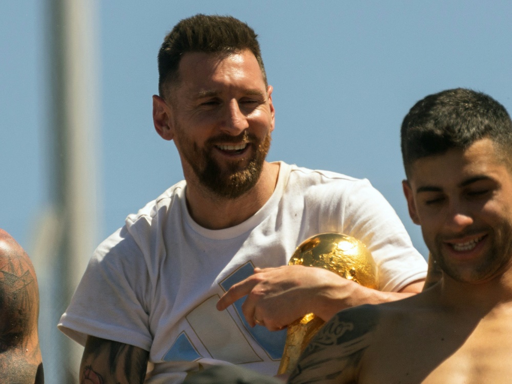 Messi mit dem WM-Pokal (Foto: AFP/SID/TOMAS CUESTA)