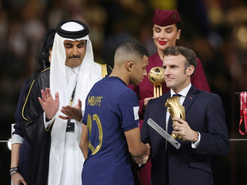 Macron zeigte sich in Katar als großer Fußballfan (Foto: FIRO/FIRO/SID)