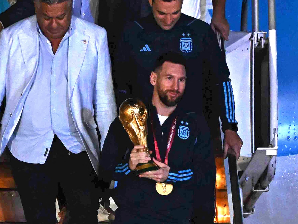 Messi-Bild mit Pokal stellt Instagram-Rekord auf (Foto: AFP/SID/LUIS ROBAYO)