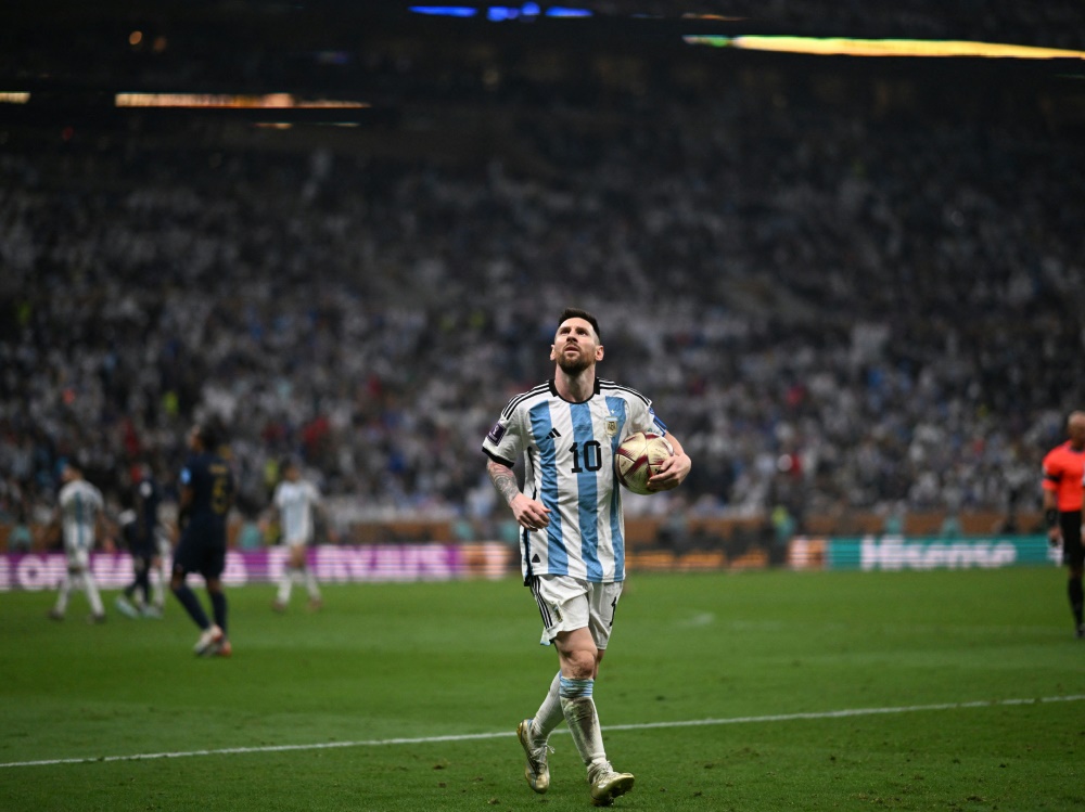Argentinier um Lionel Messi singen 