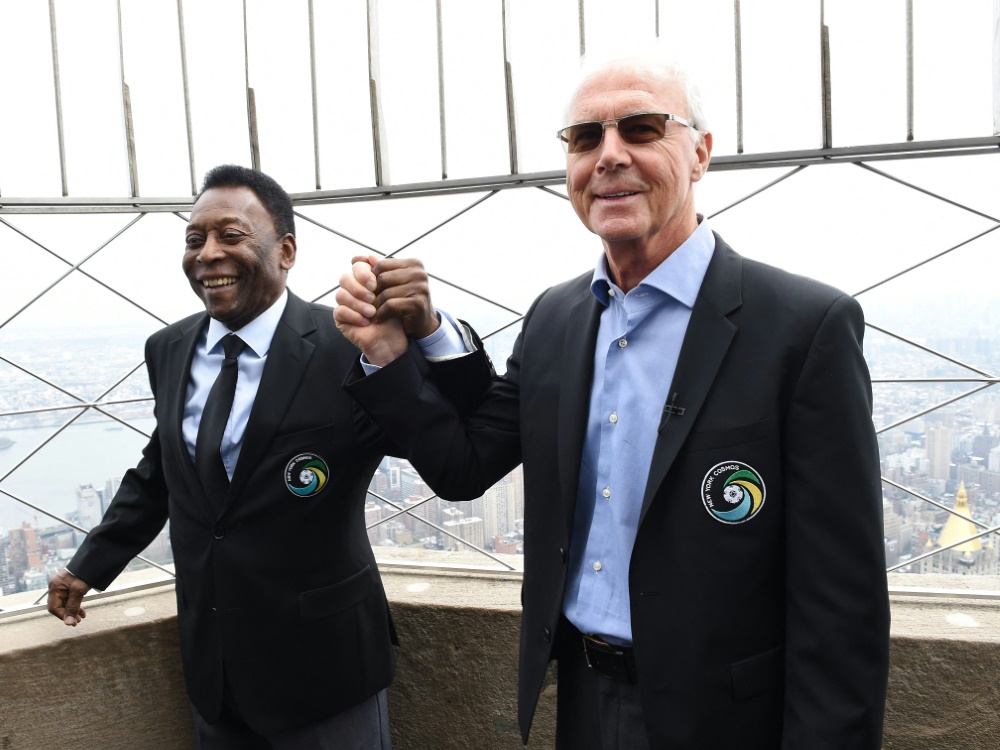 Beckenbauer (r.) und Pele spielten gemeinsam in New York (Foto: AFP/SID/TIMOTHY A. CLARY)