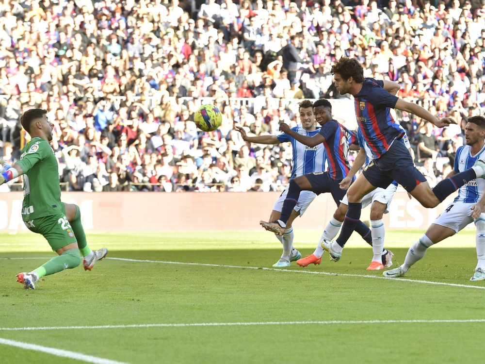 Marcos Alonso trifft für den FC Barcelona (Foto: AFP/SID/PAU BARRENA)