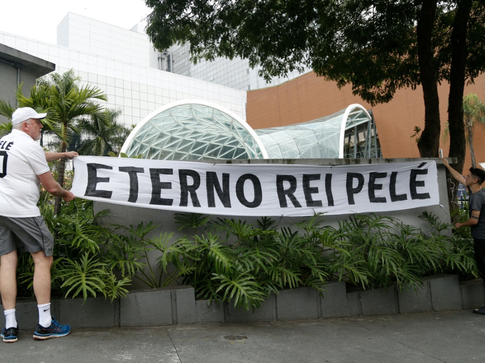 Trauer um Pele in Sao Paulo (Foto: AFP/SID/MIGUEL SCHINCARIOL)