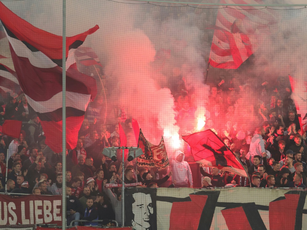 Der DFB bittet den 1. FC Kaiserslautern zur Kasse (Foto: FIRO/FIRO/SID)