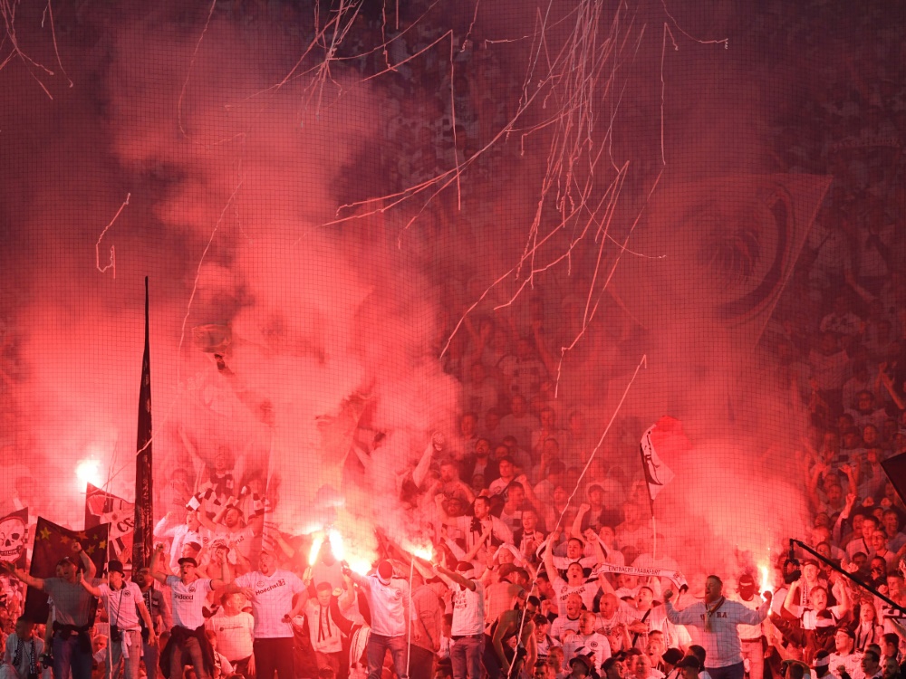 Die Eintracht-Fans mit massivem Einsatz von Pyrotechnik (Foto: AFP/SID/CHRISTOF STACHE)