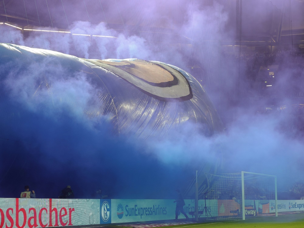 Die Schalke-Fans zündeten Pyro gegen den SC Freiburg (Foto: FIRO/FIRO/FIRO)
