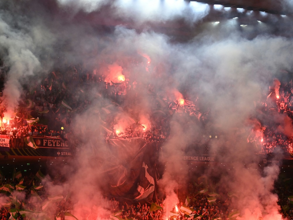 Die Polizei verhaftet elf Feyenoord-Hooligans (Foto: AFP/SID/OZAN KOSE)