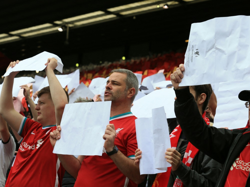 Fans erinnern an die Opfer von Hillsborough (Foto: AFP/SID/LINDSEY PARNABY)