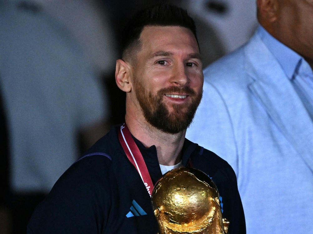 Stolzer Weltmeister: Lionel Messi (Foto: AFP/SID/LUIS ROBAYO)
