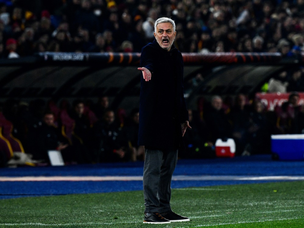 Jose Mourinho muss mit einer Roten Karte vom Platz (Foto: AFP/SID/FILIPPO MONTEFORTE)
