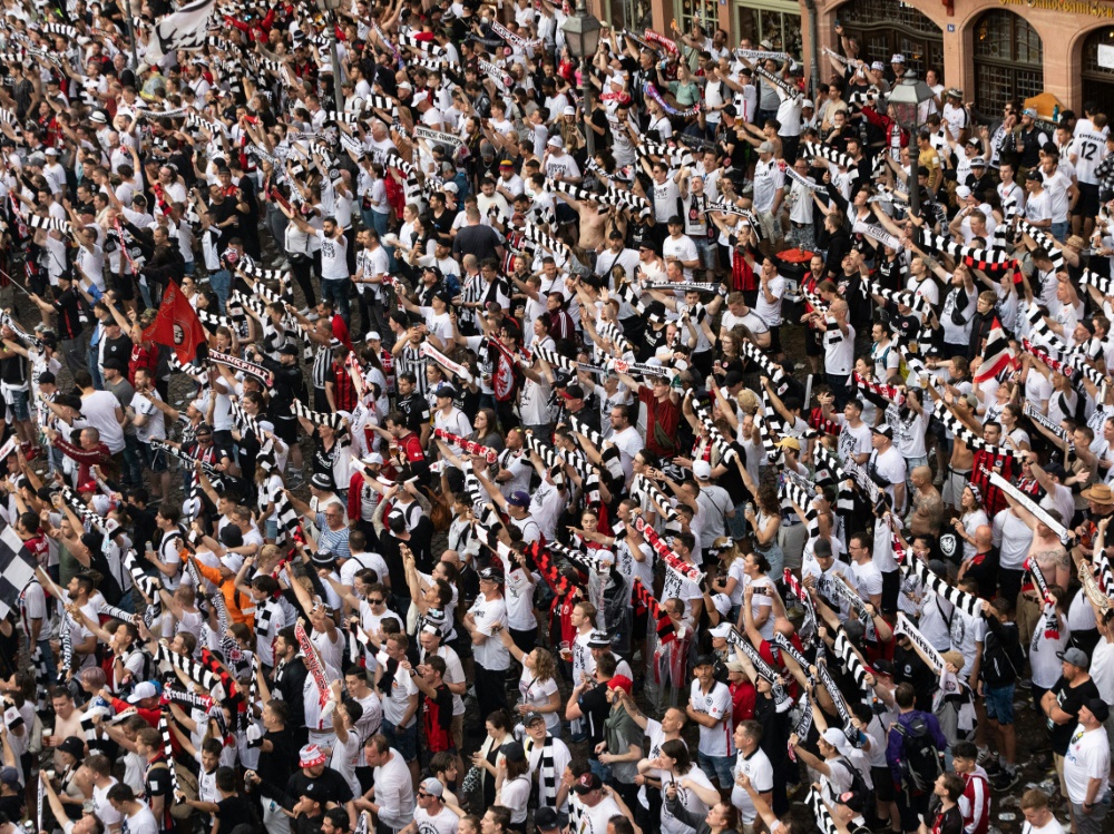 Die Polizei fürchtet Zusammenstöße zwischen den Fans (Foto: AFP/SID/YANN SCHREIBER)