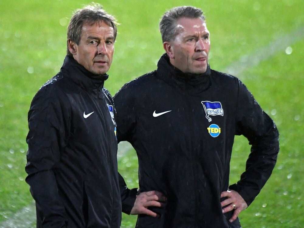 Klinsmann und Köpke 2019 bei der Hertha in Berlin (Foto: AFP/SID/JOHN MACDOUGALL)
