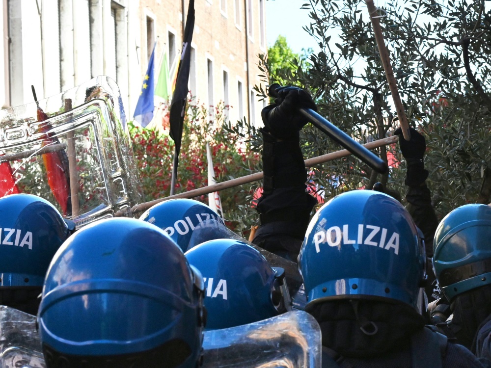 In Neapel kam es zu Ausschreitungen (Foto: AFP/SID/ANDREAS SOLARO)