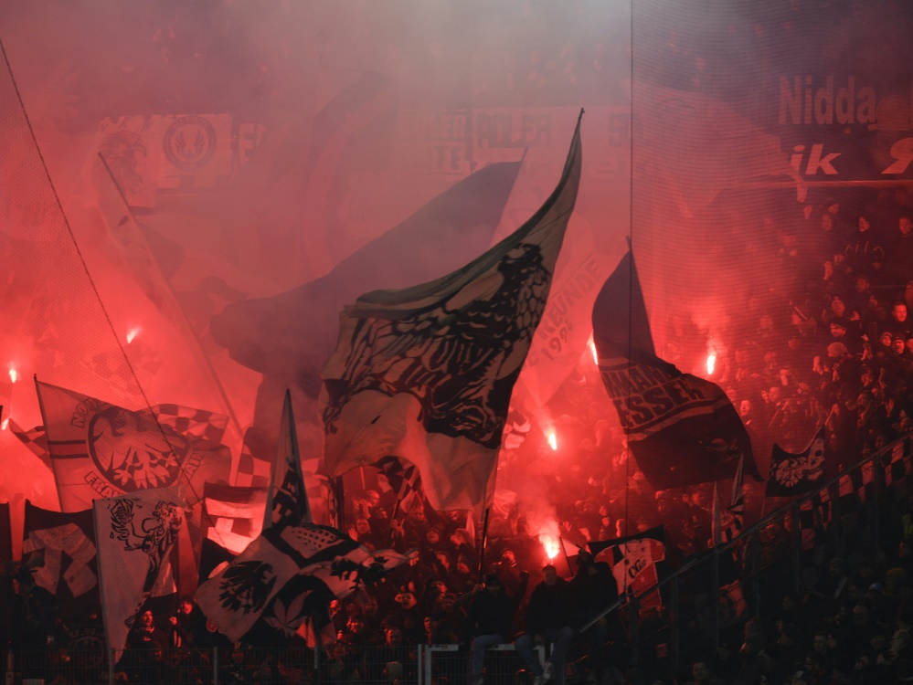 Die Frankfurt-Fans sind für die Italiener eine Gefahr (Foto: AFP/SID/THOMAS KIENZLE)