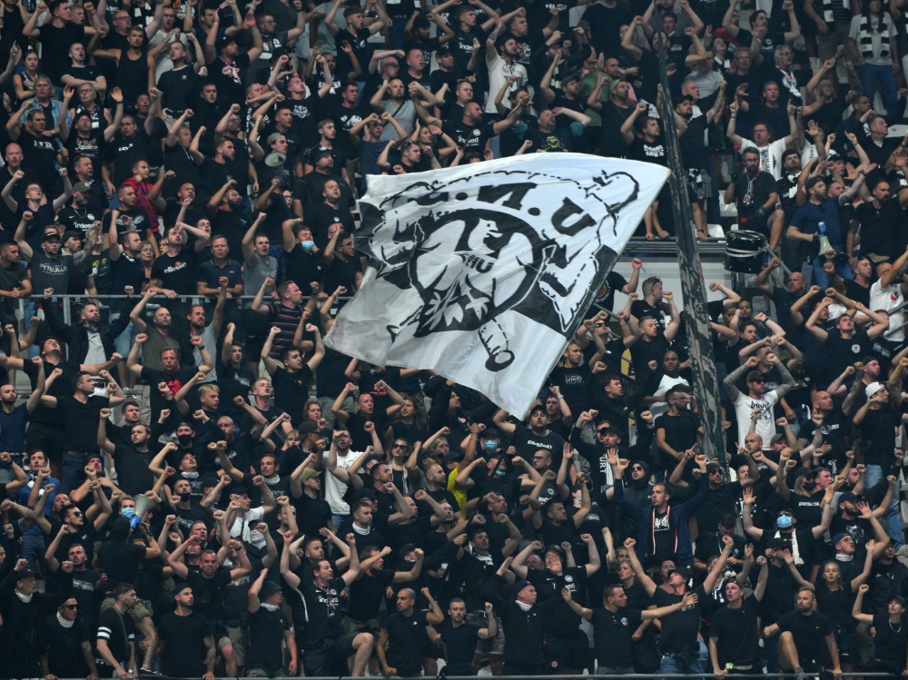 SGE-Fans sind vom Gastspiel in Neapel ausgeschlossen (Foto: AFP/SID/NICOLAS TUCAT)