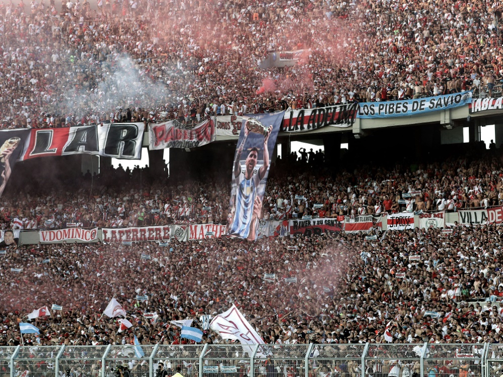 Die argentinischen Fans freuen sich auf die Weltmeister um Lionel Messi (Foto: AFP/SID/ALEJANDRO PAGNI)